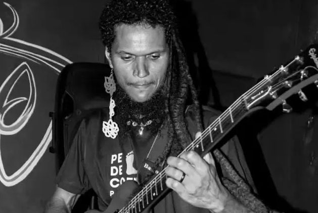 Músico é morto a tiros e facadas dentro de chácara em Aracaju