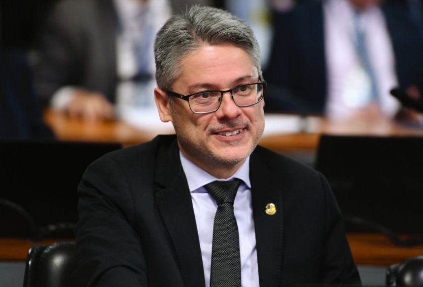 Alessandro Vieira lidera a disputa para Senado
