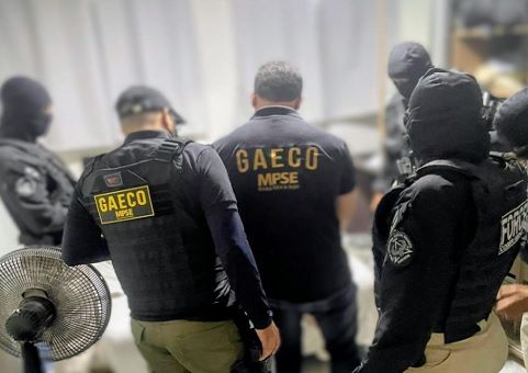Operação cumpre mandados contra policiais investigados por execução na BA