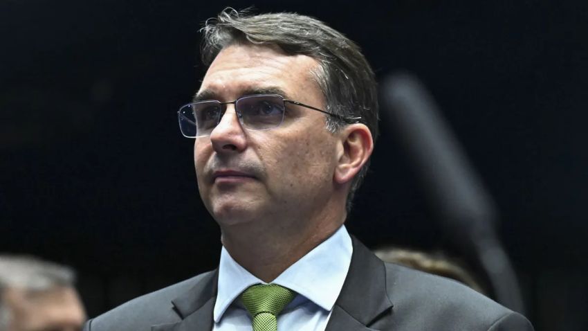 Flávio fala em iniciar negociações e pede mobilização para aprovar anistia