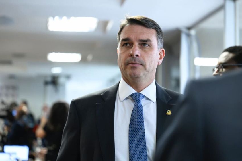 Flávio Bolsonaro admite que pode abandonar candidatura