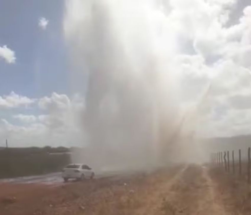 Rompimento de adutora provoca falta de água em quatro cidades sergipanas