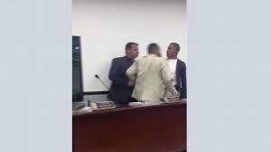 Vereadores trocam empurrões durante discussão em sessão em Tomar do Geru