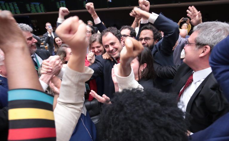 Maioria dos deputados de SE votou pela cassação de Carla Zambelli e pela suspensão do mandato de Glauber Braga; apenas u