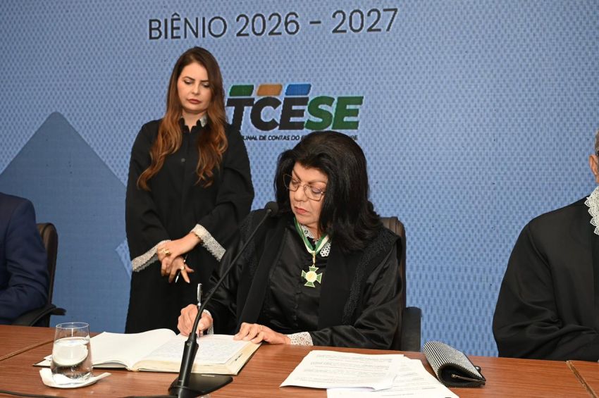 Conselheira Angélica Guimarães é empossada presidente do TCE