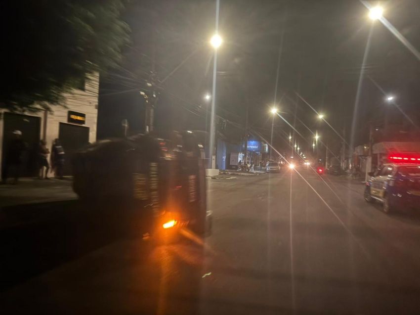Viatura da polícia capota em Aracaju durante perseguição