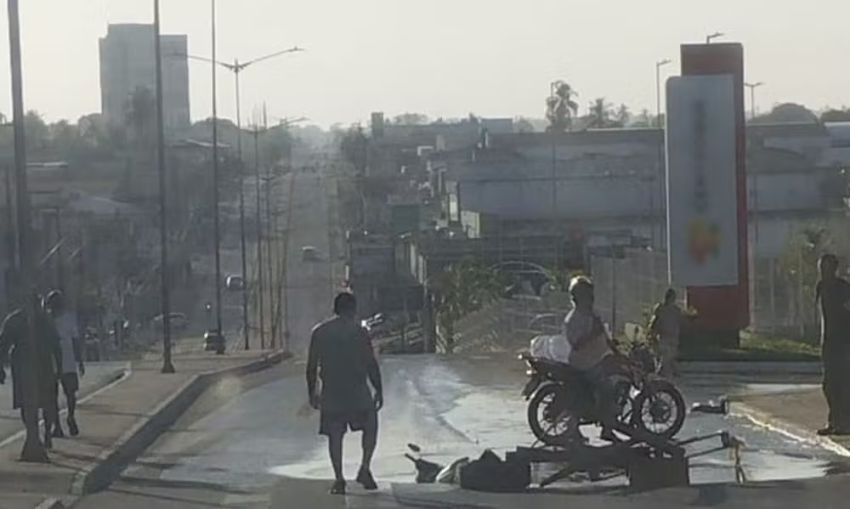 Motocicleta é engolida por cratera após vazamento de água em Lagarto