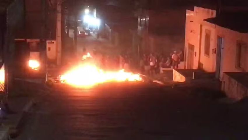 Moradores da Zona Norte de Aracaju protestam contra falta de água