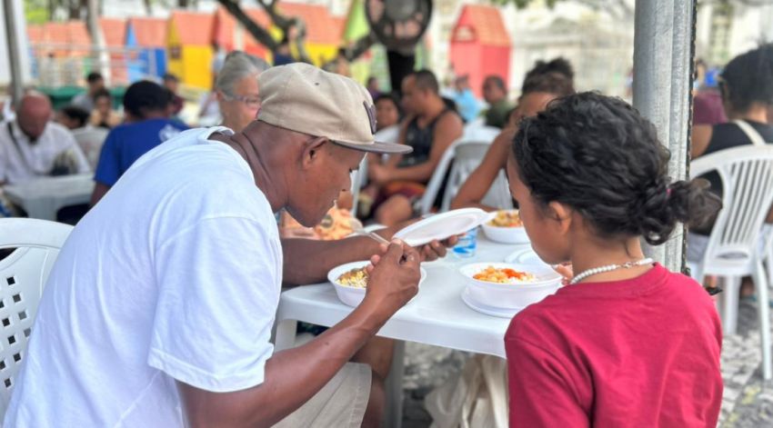 'Praça que Abraça' leva serviços e dignidade à população em situação de rua no Centro de Aracaju