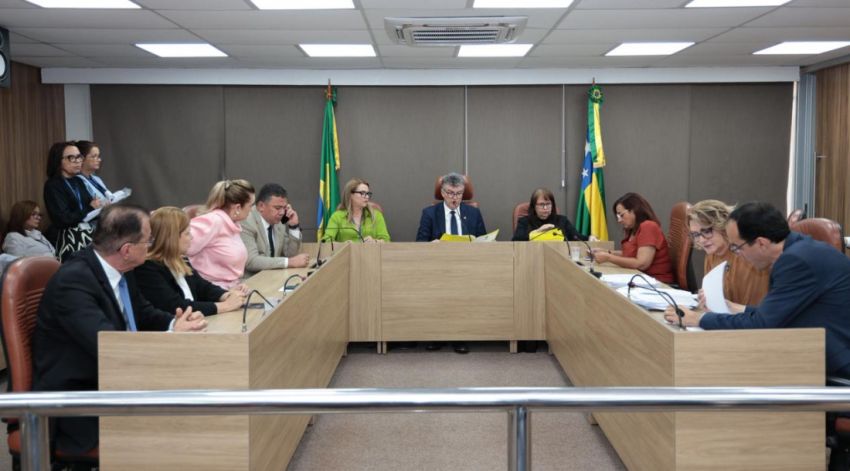 Abono temporário dos profissionais do magistério da rede pública estadual permanece em 2026