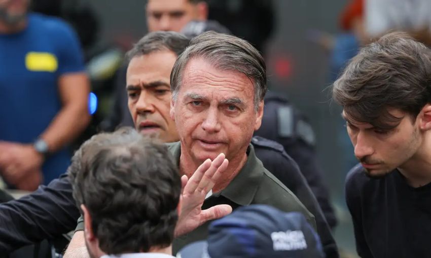Bolsonaro recebe alta hospitalar e volta a cumprir pena na PF