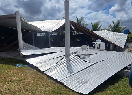 Pessoas ficam feridas após ventania derrubar cobertura em balneário