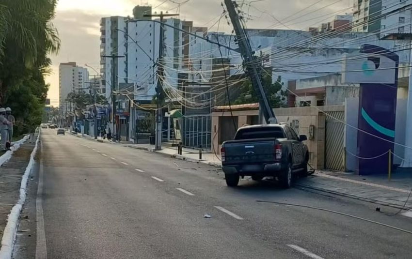 Colisão contra poste bloqueia trânsito e afeta fornecimento de energia em Aracaju