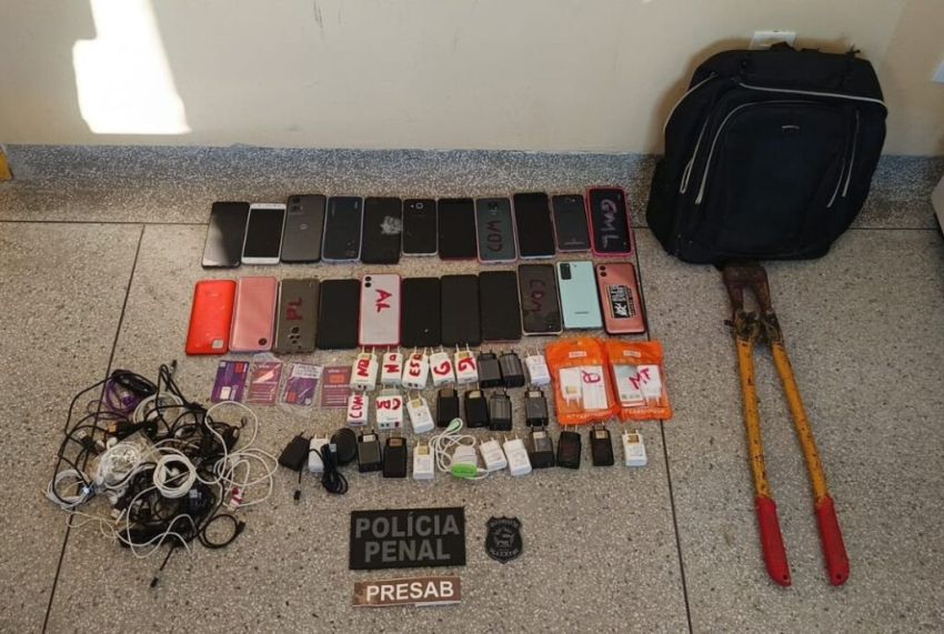 Polícia apreende 22 celulares arremessados no presídio de Areia Branca