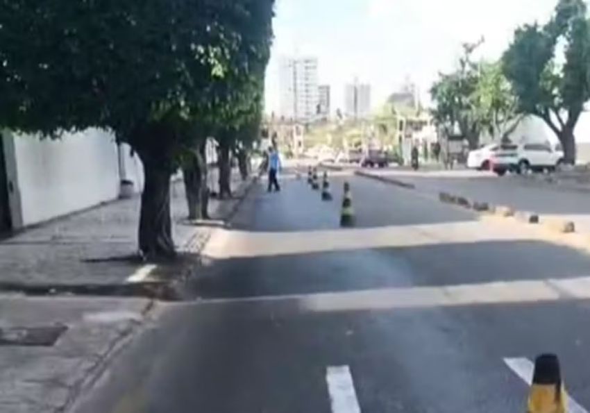 Óleo na pista bloqueia avenida na Zona Sul de Aracaju