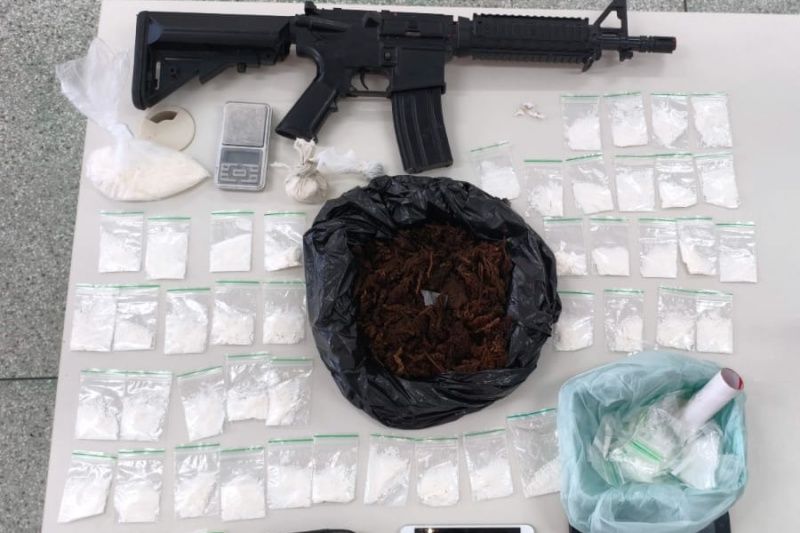 PM prende homem e apreende maconha, cocaína, crack e um simulacro de fuzil no Bairro Coroa do Meio