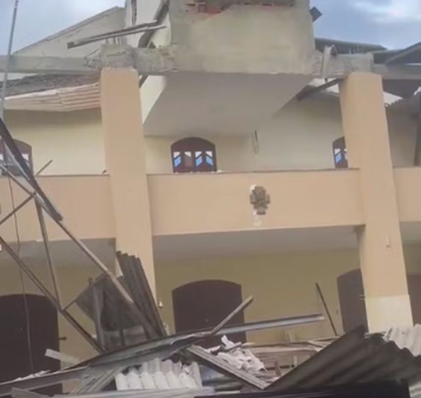 Teto de igreja desaba em Nossa Senhora do Socorro