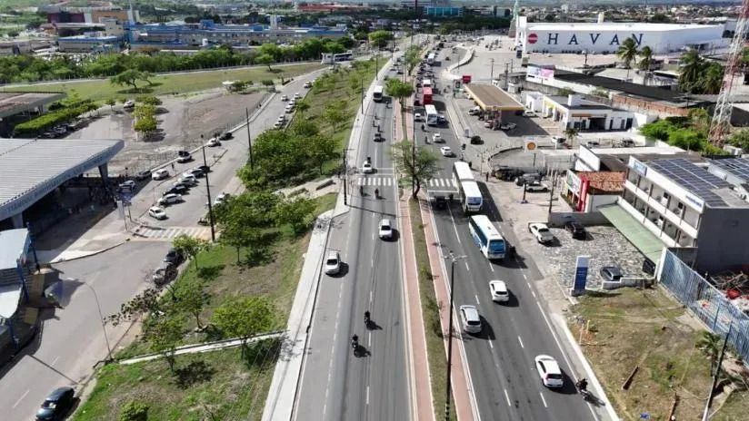 Acidente deixa Avenida Tancredo Neves congestionada