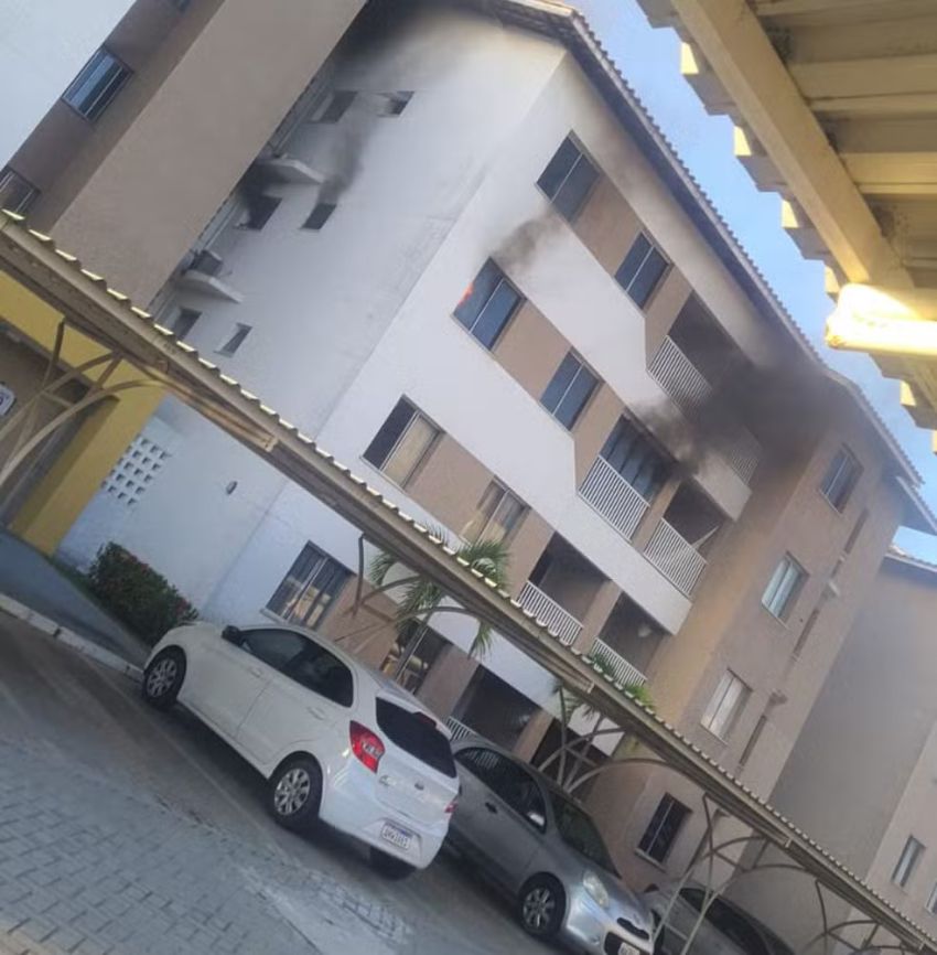 Morador fica inconsciente após incêndio em apartamento na Barra dos Coqueiros