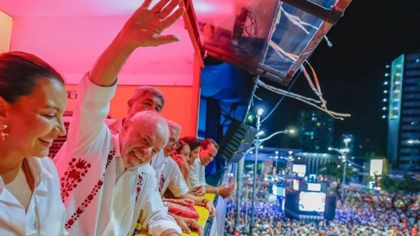 Após noite de axé na Bahia, Lula desembarca no Carnaval do RJ hoje
