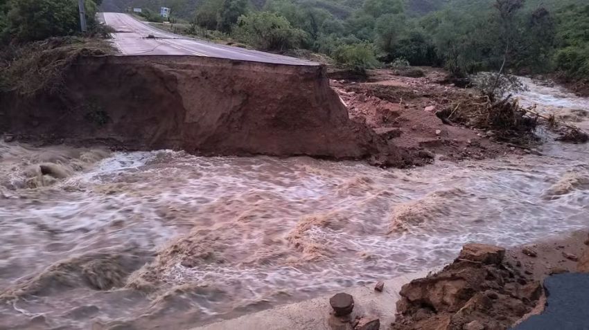 Rodovia desaba e é interditada após fortes chuvas na divisa de Sergipe e Alagoas