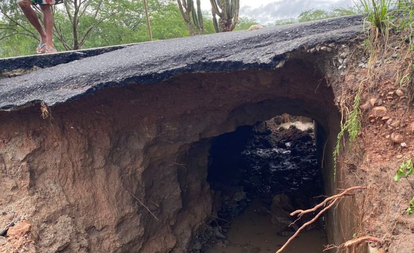Ponte entre Tobias Barreto e Poço Verde transborda após fortes chuvas