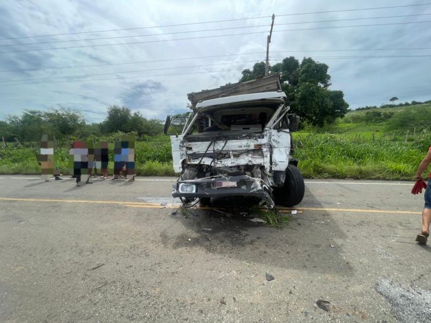 Colisão entre caminhões deixa dois feridos entre Simão Dias e Pinhão