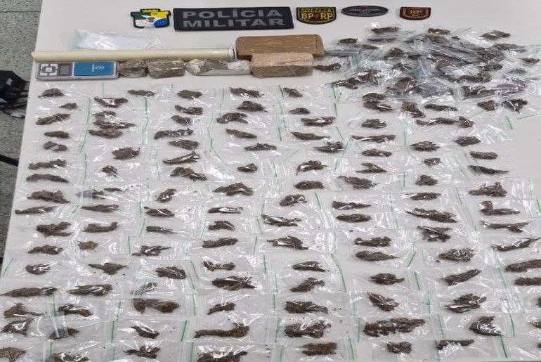 PM apreende mais de 170 papelotes de maconha no Lamarão; suspeitos fogem para manguezal