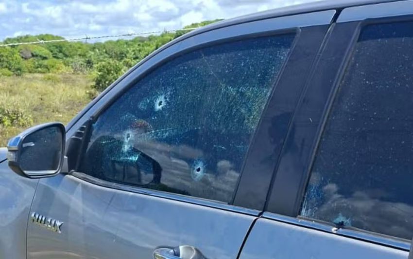 Dois homens são mortos a tiros dentro de carro na Praia do Abaís, em Estância