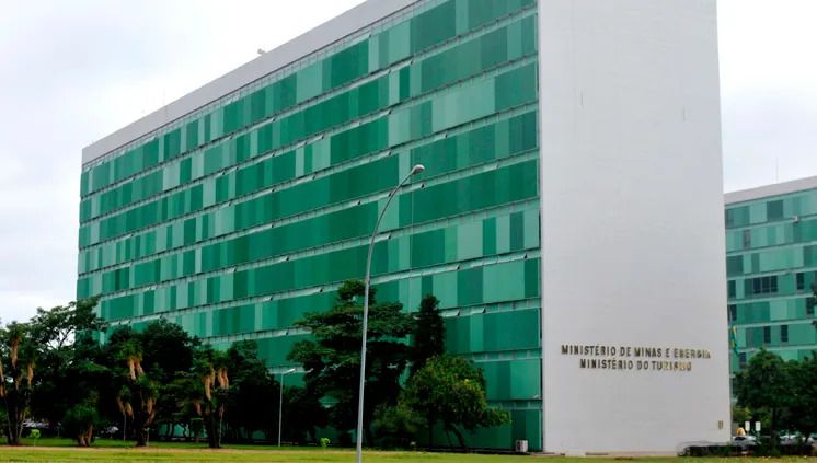 Governo pede à Aneel adiamento de reajustes de energia em março