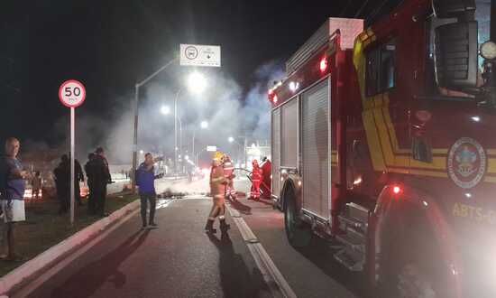 Moradores interditam via e queimam pneus durante protesto em Aracaju
