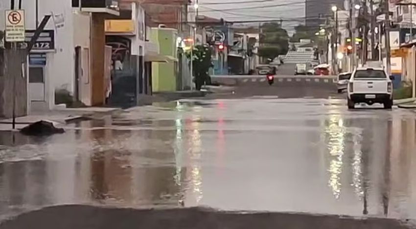 Vazamento afeta abastecimento de água em bairros de Aracaju