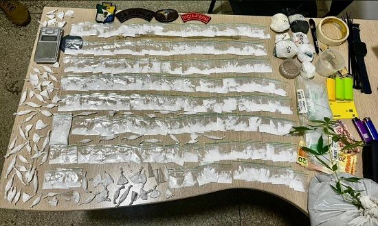 Homem é preso com centenas de papelotes de cocaína em Glória