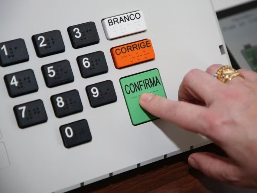 Onze governadores renunciam para disputar eleições de outubro