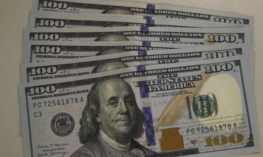 Dólar fecha abaixo de R$ 5 pela primeira vez em mais de dois anos