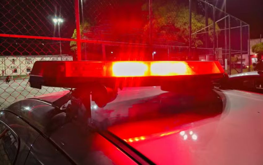 Homem morre após ser contido com 'mata-leão' pela companheira e pelo filho dela depois de agressões contra eles