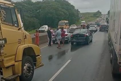 Engavetamento com oito veículos deixa um ferido na BR-101, em Socorro