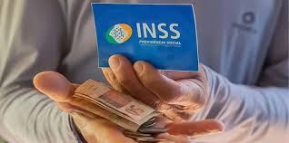 Aposentados e pensionistas do INSS começam a receber 13º nesta sexta