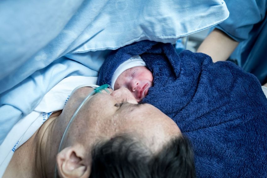 Mãe com câncer enfrenta gestação de risco e emociona ao dar à luz bebê prematura