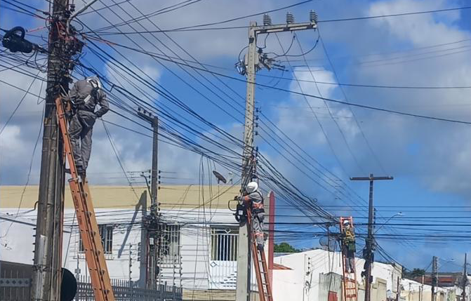 ENERGISA JÁ REMOVEU MAIS DE 37 TONELADAS DE CABOS IRREGULARES DE TELEFONIA E INTERNET EM ARACAJU