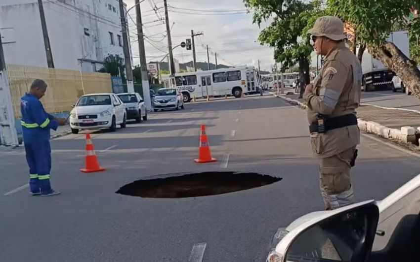 Cratera interdita trânsito no Centro de Aracaju