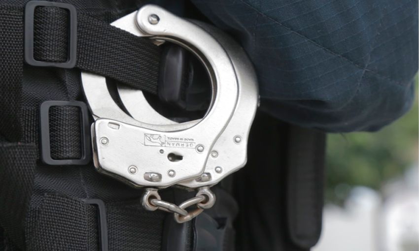 Cinco pessoas são presas por crimes sexuais contra crianças e adolescentes