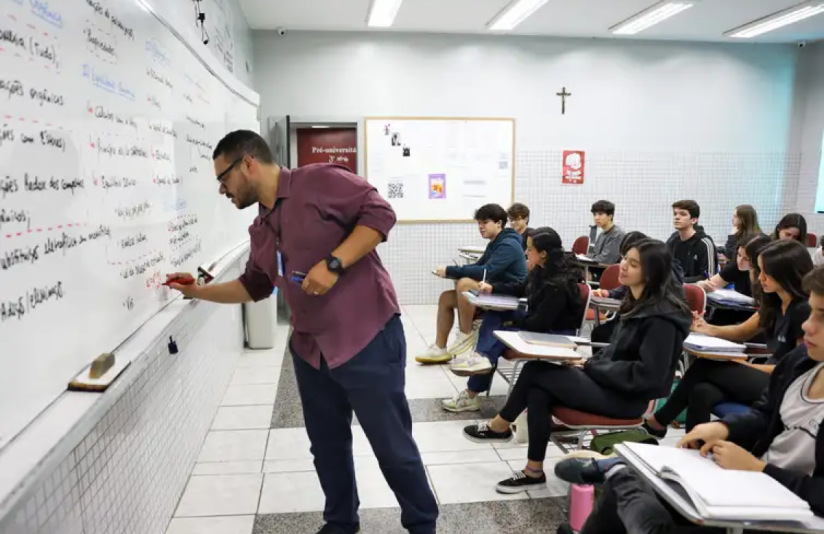 Senado aprova MP que estabelece piso de R$ 5.130 para professores