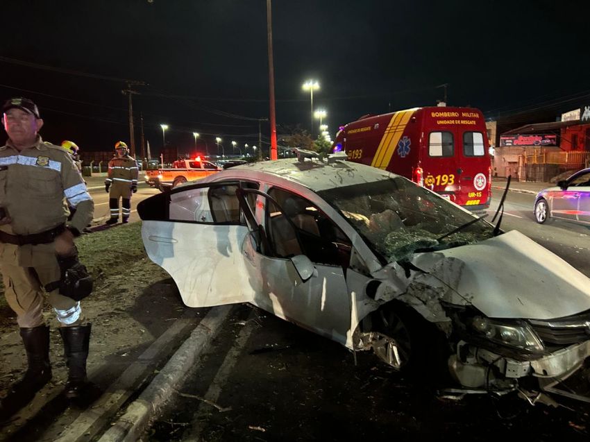 Motorista perde o controle da direção, colide com árvore e deixa quatro feridos Avenida Tancredo Neves