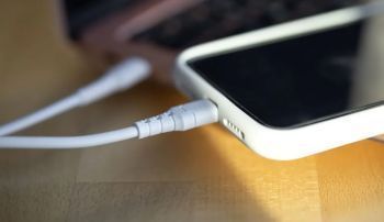 Quais são os erros que destroem o cabo do seu celular?