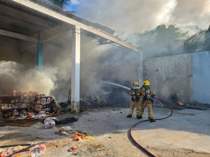  Incêndio atinge distribuidora de alimentos em Nossa Senhora do Socorro