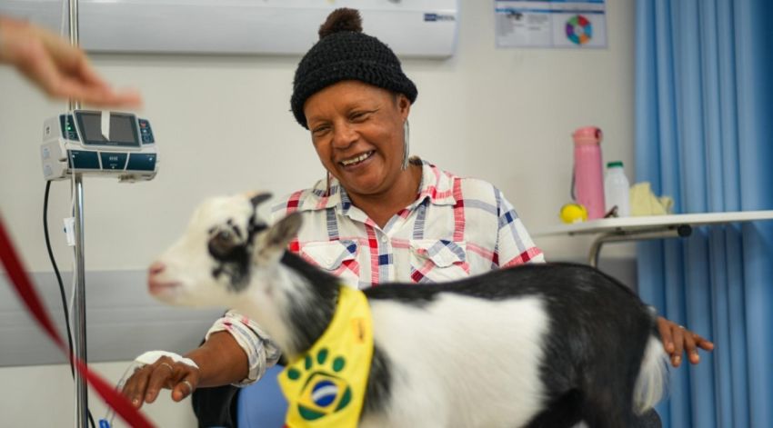 Pacientes do Hospital de Câncer de Sergipe recebem visita calorosa de um mini bode