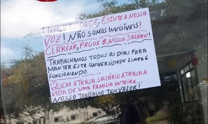 Funcionários terceirizados protestam na UFS por atraso de salários
