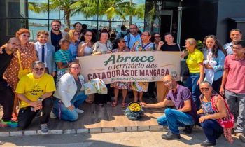 Catadoras de mangaba protestam durante votação sobre terreno na Barra