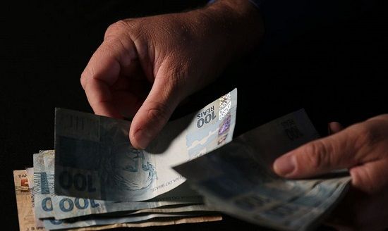 Trabalhadores nascidos em setembro e outubro recebem abono salarial